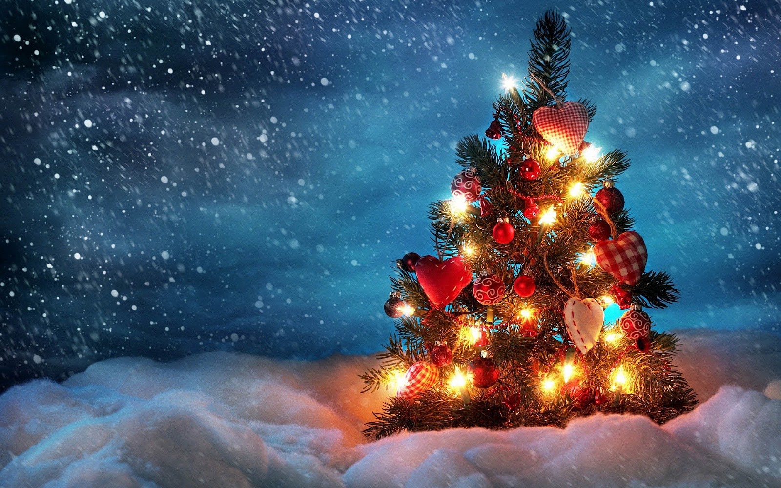hd-kerst-wallpaper-met-een-brandende-kerstboom-en-sneeuw-kerst-achtergrond-foto - Loft
